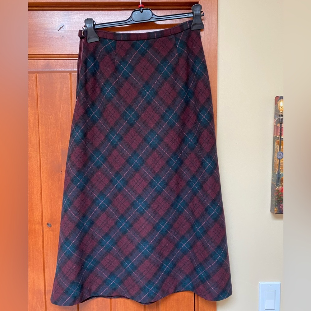 Eddie Bauer size 6 plaid midi wool blend skirt very gently used, no flaws